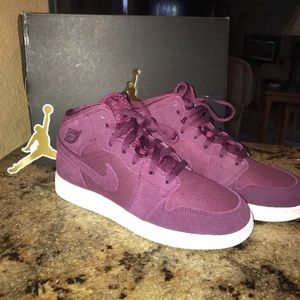 AIR JORDAN 1 MID Sneaker size big boy 7/ 8.5 W
